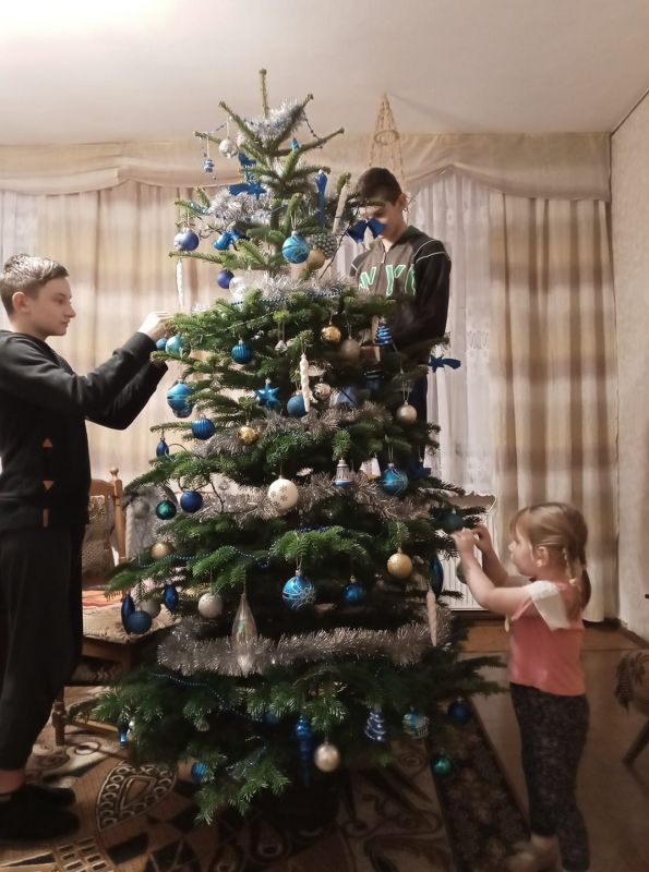 troje dzieci ubierających choi...