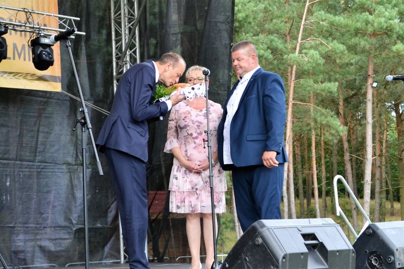 przekazanie chleba dożynkowego wójtowi