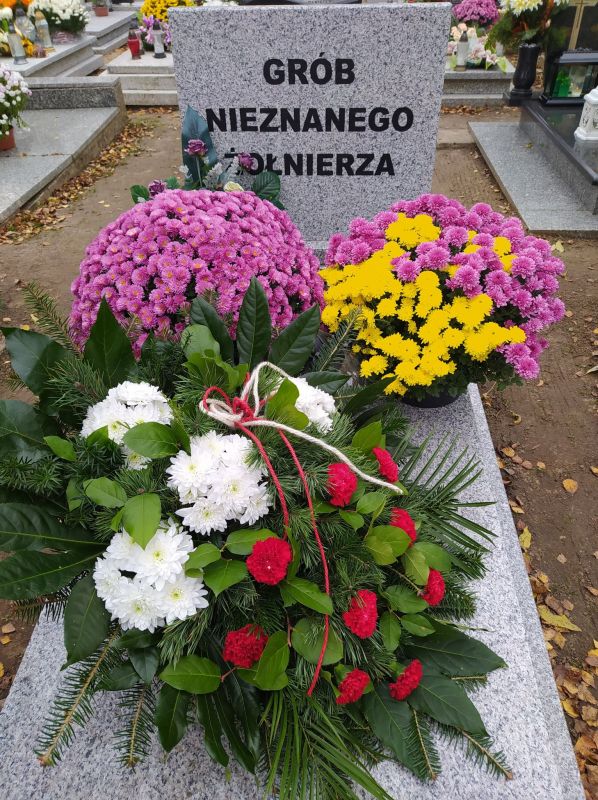 kwiaty na grobie nieznanego żo...