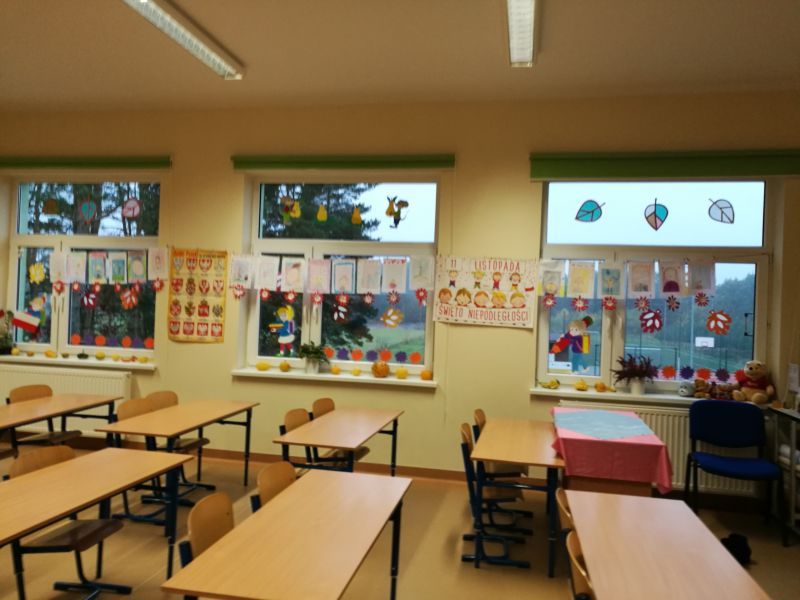 widok klasy przystrojonej na 1...