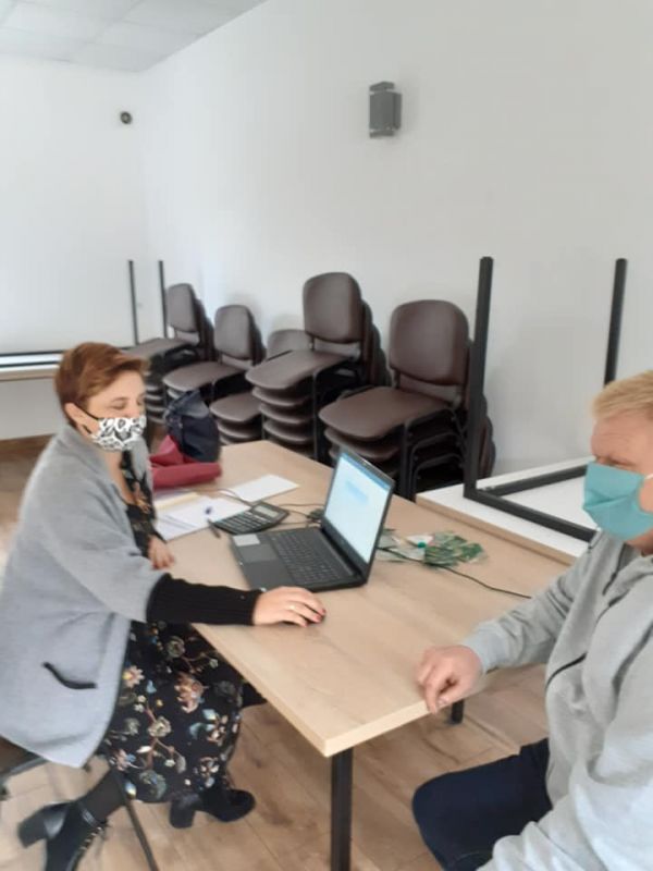 pracownik ug podczas spisu rol...
