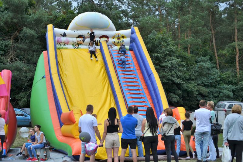 dzieci na dmuchanej zjeżdżalni
