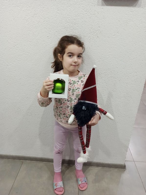 dziewczynka prezentująca nagro...