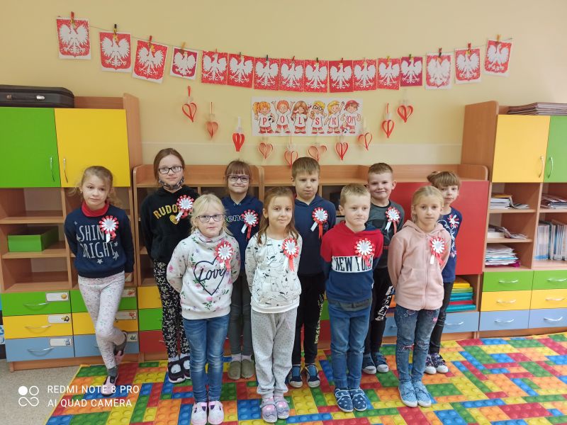 uczniowie SP Podwiesk na tle w...