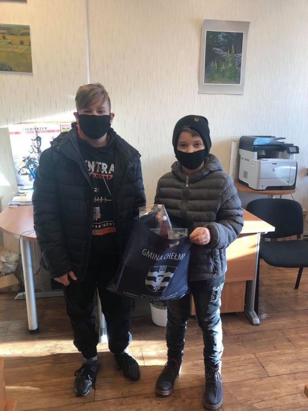 2 chłopcy odbierający nagrodę ...
