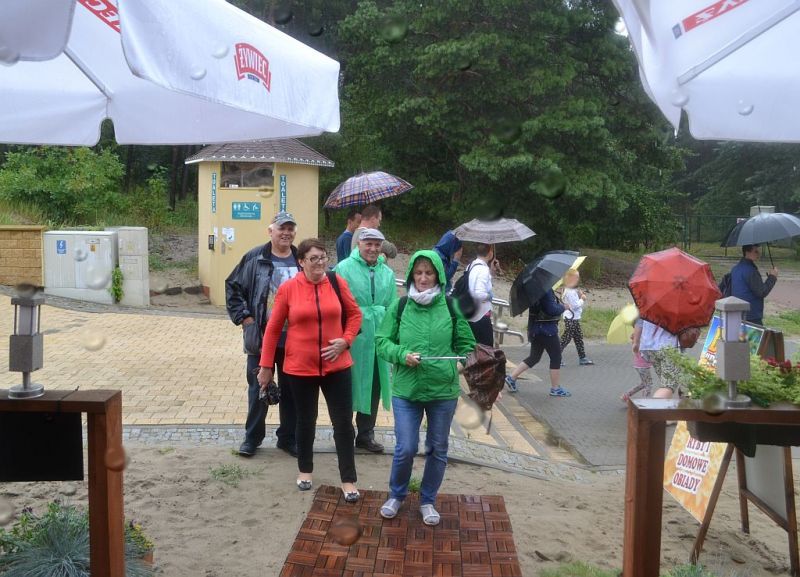  z parasolami ale i z uśmieche...