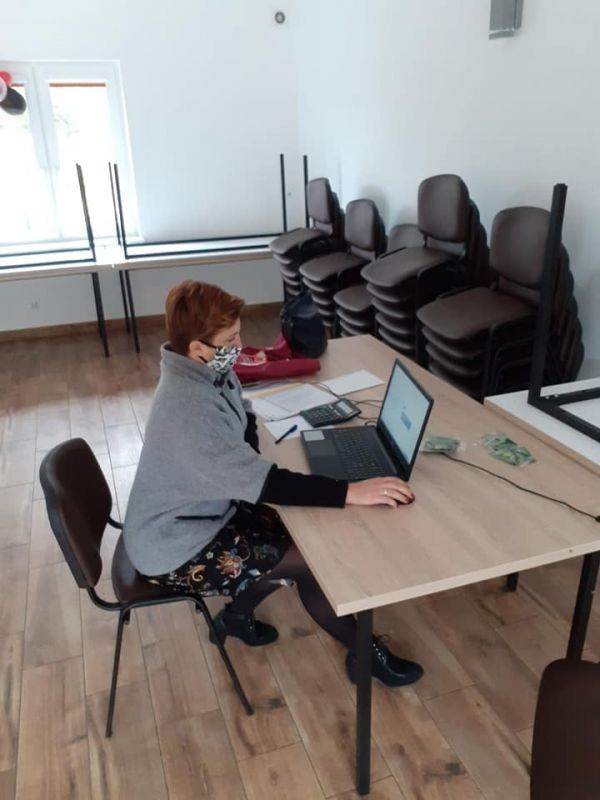 pracownik ug podczas spisu rol...