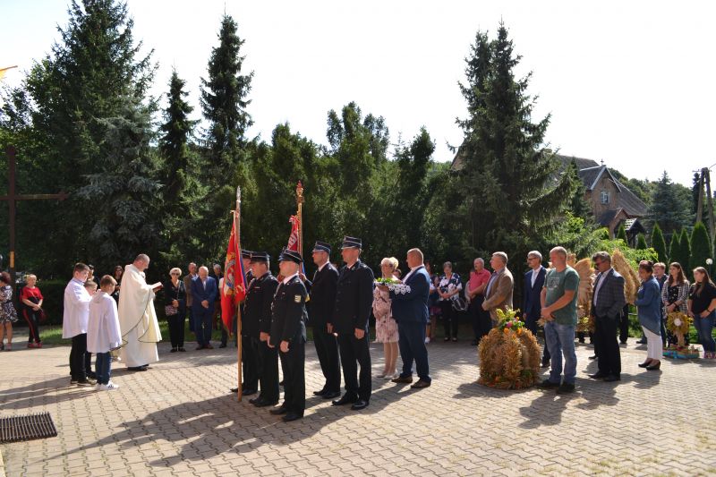 poświęcenie wieńców dożynkowych przed kościołem w Wielkich Łunawach