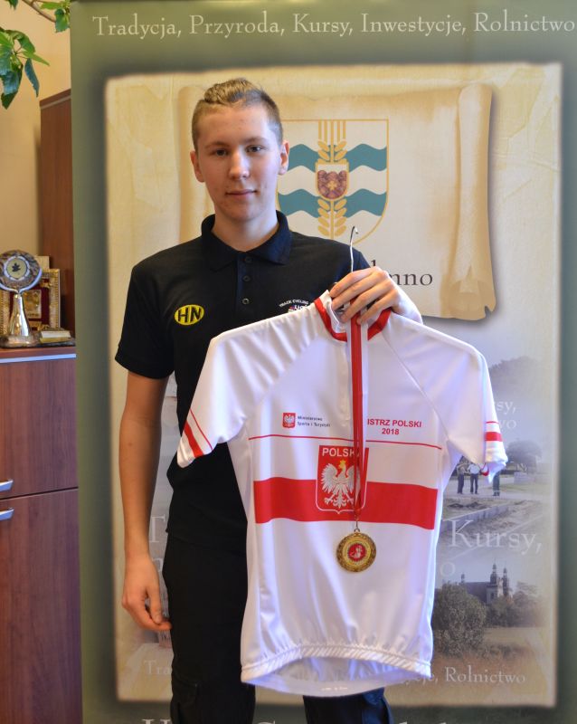 Kamil Taczyński prezentuje kos...