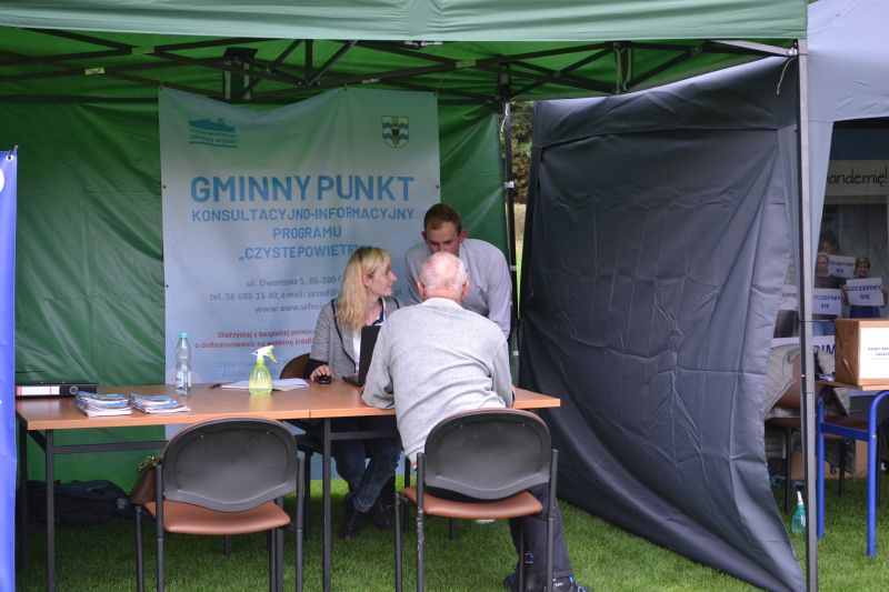 Gminny Punkt Informacyjny Programu Czyste Powietrze na dożynkach gminnych w Podwiesku