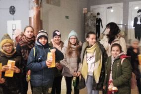 Przed wejściem na salę koniecznie trzeba kupić chipsy 